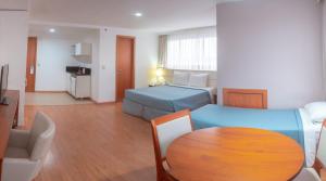 um quarto de hotel com duas camas e uma mesa em Salvador Business & Flat by Avectur em Salvador
