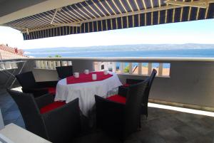 einen Tisch auf einem Balkon mit Meerblick in der Unterkunft Villa Natalie in Omiš