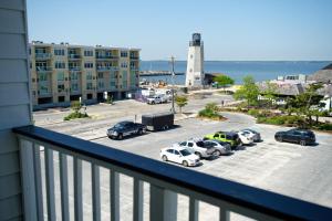 een uitzicht op een parkeerplaats met geparkeerde auto's bij Hotel Dewey in Dewey Beach
