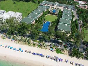 een luchtzicht op het strand van een resort bij Phuket Graceland Resort and Spa in Patong Beach