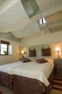 sypialnia z 2 łóżkami w pokoju w obiekcie Ängavallen w mieście Vellinge