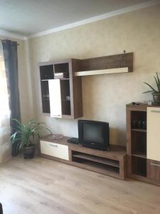 TV a/nebo společenská místnost v ubytování Mustvee Kortermajutus