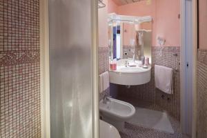 Koupelna v ubytování Hotel Astro