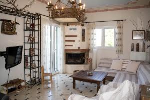 ein Wohnzimmer mit einem Sofa und einem Kamin in der Unterkunft Villa marina " G " in Argassi