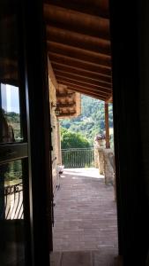 una puerta abierta de una casa con vistas a un porche en Agriturismo Isola Verde en SantʼUrbano