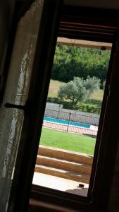 an open window with a view of a yard at Agriturismo Isola Verde in SantʼUrbano