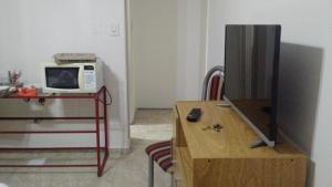 ein Wohnzimmer mit Mikrowelle und Fernseher in der Unterkunft Inspiration in Banfield