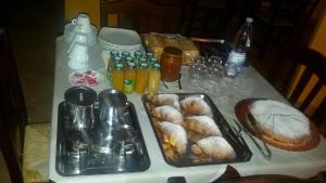 una mesa cubierta con una mesa con pan y bebidas en Agriturismo Isola Verde en SantʼUrbano