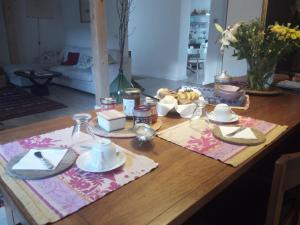 uma mesa de madeira com comida em cima em B&B Karin - Rooms & Breakfast em Udine