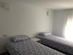 Łóżko lub łóżka w pokoju w obiekcie Apartamento Cánovas