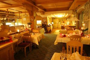 フュッセンにあるホテル ベルグルーのテーブルと椅子が備わるレストラン