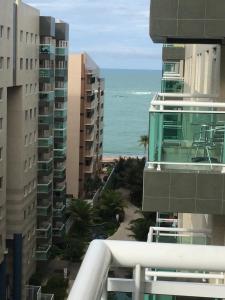 vistas al océano desde el balcón de un edificio en JTR Mexico Vista Mar, en Maceió
