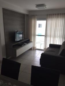 - un salon avec un canapé et une télévision dans l'établissement JTR Mexico Vista Mar, à Maceió
