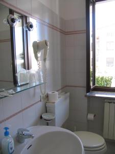 Koupelna v ubytování Albergo Residence Isotta + 37 fotografií