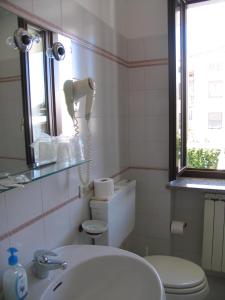 Phòng tắm tại Albergo Residence Isotta
