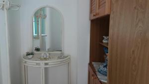 カニカッティにあるCasa Vacanza - Zi Lilluのバスルーム(洗面台、鏡付)