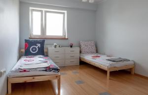 Giường trong phòng chung tại Klimatyczne mieszkanie 3-pok. 200m od Dworca Głównego PKP