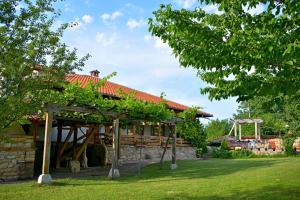 una casa con una pérgola con vides. en Hotel Pri Chakara, en Arbanasi