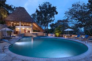 una piscina in un resort con gazebo di Camino Real Tikal‎ a El Remate