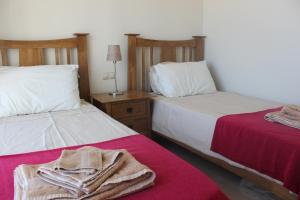 dwa łóżka ustawione obok siebie w sypialni w obiekcie Roda Golf & Beach Resort, Murcia w mieście Roda +29 zdjęć