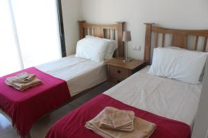 Łóżko lub łóżka w pokoju w obiekcie Roda Golf & Beach Resort, Murcia