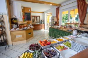 uma cozinha com muitas caixas de frutas e legumes em Landhotel Waldmühle em Sankt Georgen im Attergau
