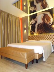 Hotel Camelia tesisinde bir odada yatak veya yataklar