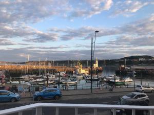 einen Yachthafen mit Autos auf einem Parkplatz in der Unterkunft Waterfront Apartment in Scarborough