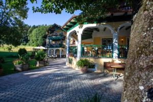 ein Gebäude mit einem Tisch davor in der Unterkunft Landhotel Waldmühle in Sankt Georgen im Attergau