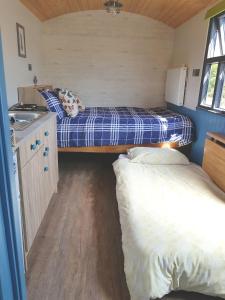 Postel nebo postele na pokoji v ubytování Dingle Way Glamping Annascaul