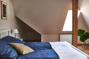 ポラニツァ・ズドルイにあるKarolinaのベッドルーム1室(青い掛け布団付きのベッド1台付)