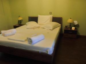 En eller flere senge i et værelse på Niki Apartments