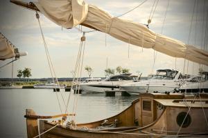 a boat is docked in a marina with other boats at Apartamenty Turystyczne WillkasSen in Giżycko