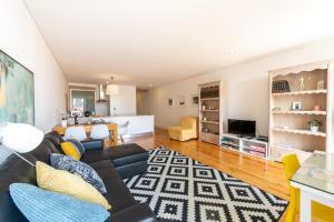 a living room with a couch and a dining room at Merc Porto Vitoria's Place in Porto