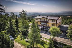 una vista sul tetto di una casa con strada e alberi di Privat Galfy a Vysoke Tatry - Horny Smokovec