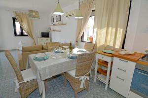 Una cocina y un comedor con mesa y sillas. en Casa Baia Azzurra, en Patù 61 fotos más