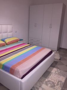 1 dormitorio con 1 cama con una manta colorida en Lovely Apartment, en Golem