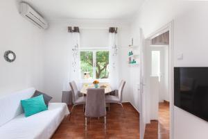 TV a/nebo společenská místnost v ubytování Apartments R