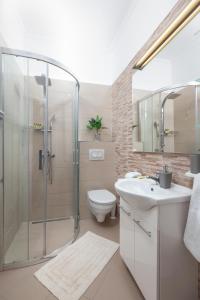Koupelna v ubytování Apartments R + 37 fotografií