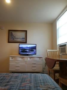 TV a/nebo společenská místnost v ubytování Pine View Lodge Old Orchard Beach