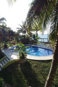 Bazén v ubytování Hotel Bahia Taitza nebo v jeho okolí