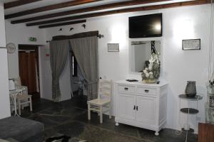 モンサラーシュにあるCasa da Muralha Suíteのリビングルーム(壁にテレビ付)