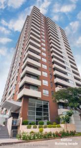 un edificio de apartamentos alto con un árbol delante en ALU Apartments - Limit with Miraflores Panoramic City View, en Lima