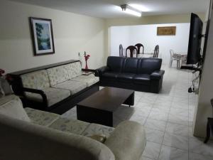- un salon avec un canapé et une table dans l'établissement Pousada Parque Ecológico, à Indaiatuba