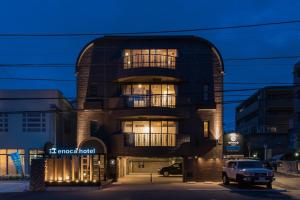 藤沢市にあるEnoca Hotel（エノカホテル）のアーチ型の大きなレンガ造りの建物