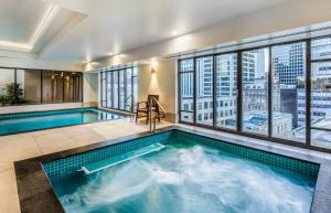 A piscina em ou perto de Avani Metropolis Auckland Residences