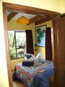 
A bed or beds in a room at Birdsong Accommodation Hokitika
