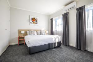 Letto o letti in una camera di Nightcap at Ferntree Gully Hotel Motel