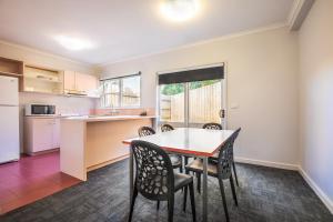 Cucina o angolo cottura di Nightcap at Ferntree Gully Hotel Motel