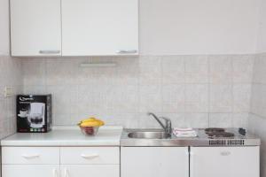 Kuchyň nebo kuchyňský kout v ubytování Apartments R